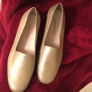 Trotters JESS gold metallic slip-on flats, 1” heel